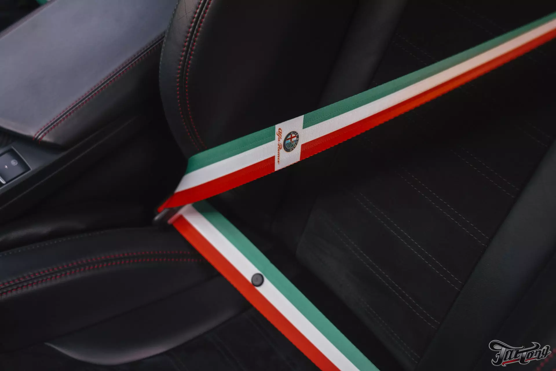 Alfa Romeo Giulia. Цветные ремни безопасности